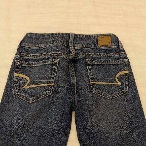 American Eagle 00 Cropped Medium Wash Jeans - Picture 3 of 14